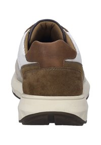 Męskie sneakersy z białą skórzaną cholewką, brązowymi zamszowymi akcentami, teksturowanym tyłem, wyprofilowanym kołnierzem oraz grubą, ciemną gumową podeszwą.
