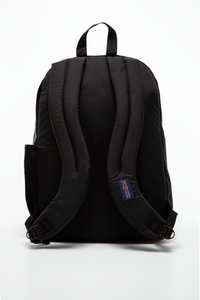Sac à dos en nylon noir avec des bretelles rembourrées, une poignée supérieure et une poche latérale en maille. Présente une petite étiquette de logo sur le côté.
