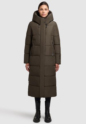 Dlhý pufrový kabát v olivovo zelenej farbe, so šiltom, horizontálnym prešívaním, zipsovými prednými vreckami a rovnými strihom.