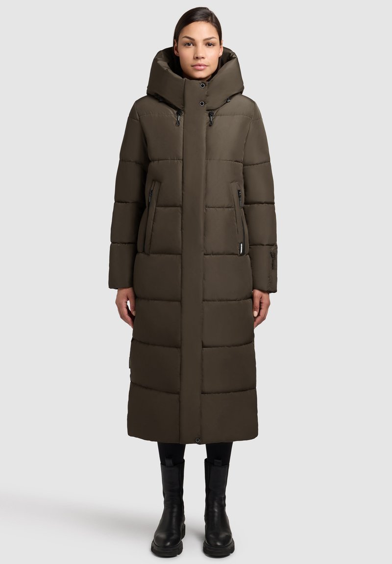 Garšs pūkains mētelis olīvzaļā krāsā, ar kapuci, horizontālu quilted rakstu, ar rāvējslēdzēja priekšējiem kabatām un taisnu griezumu.