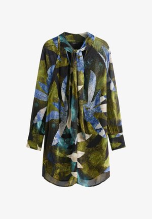 Blúzka s dlhým rukávom a kravátkovým golierom, s kvetinovým vzorom v modrej, zelenej a bielej farbe na tmavom pozadí; hladká, ľahká tkanina.