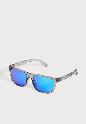 Lunettes de soleil rectangulaires grises, avec des verres miroir bleu vif et des branches à motifs, sur un fond uni.