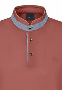 Rotes Polohemd mit einem kragen im Denim-Stil und kontrastierenden beigen Akzenten. Verfügt über drei Knöpfe und ein geprägtes Logo auf der linken Seite.