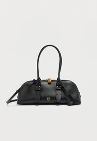 Μαύρη δερμάτινη τσάντα χειρός με στρογγυλεμένο σχήμα, χρυσά μεταλλικά στοιχεία, διπλές λαβές και αποσπώμενο ιμάντα ώμου. Διαθέτει λογότυπο και κλείσιμο με φερμουάρ.