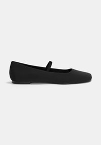 Schwarze Ballettschuhe mit glattem Obermaterial, quadratischer Spitze und dünnem Riemen über dem Fußspann. Flache Sohle, aus flexiblem Material hergestellt.