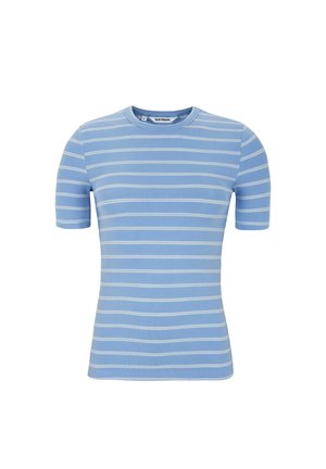 Svijetloplava majica kratkih rukava s horizontalnim bijelim prugama, rebraste teksture i okruglim izrezom. Uski kroj, bez vidljivih dodataka.