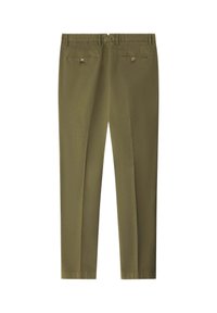 Pantalones chinos verde oliva de corte recto, con dos bolsillos traseros con botones y una tela lisa y texturizada.