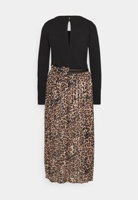 Robe noire à manches longues avec un décolleté en goutte d'eau dans le dos, présentant une jupe imprimée léopard et une ceinture ornée d'accents dorés. Tissu doux avec un design fluide.