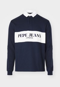Polo de manga larga azul marino con una banda blanca en el pecho. "PEPE JEANS LONDON" impreso en negro. Cuenta con un collar clásico y una tapeta de botones.