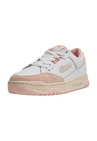 Hvit sneaker med rosa semsket aksenter, snøring og perforert tå. Har en kremfarget gummisåle og en logo på siden.