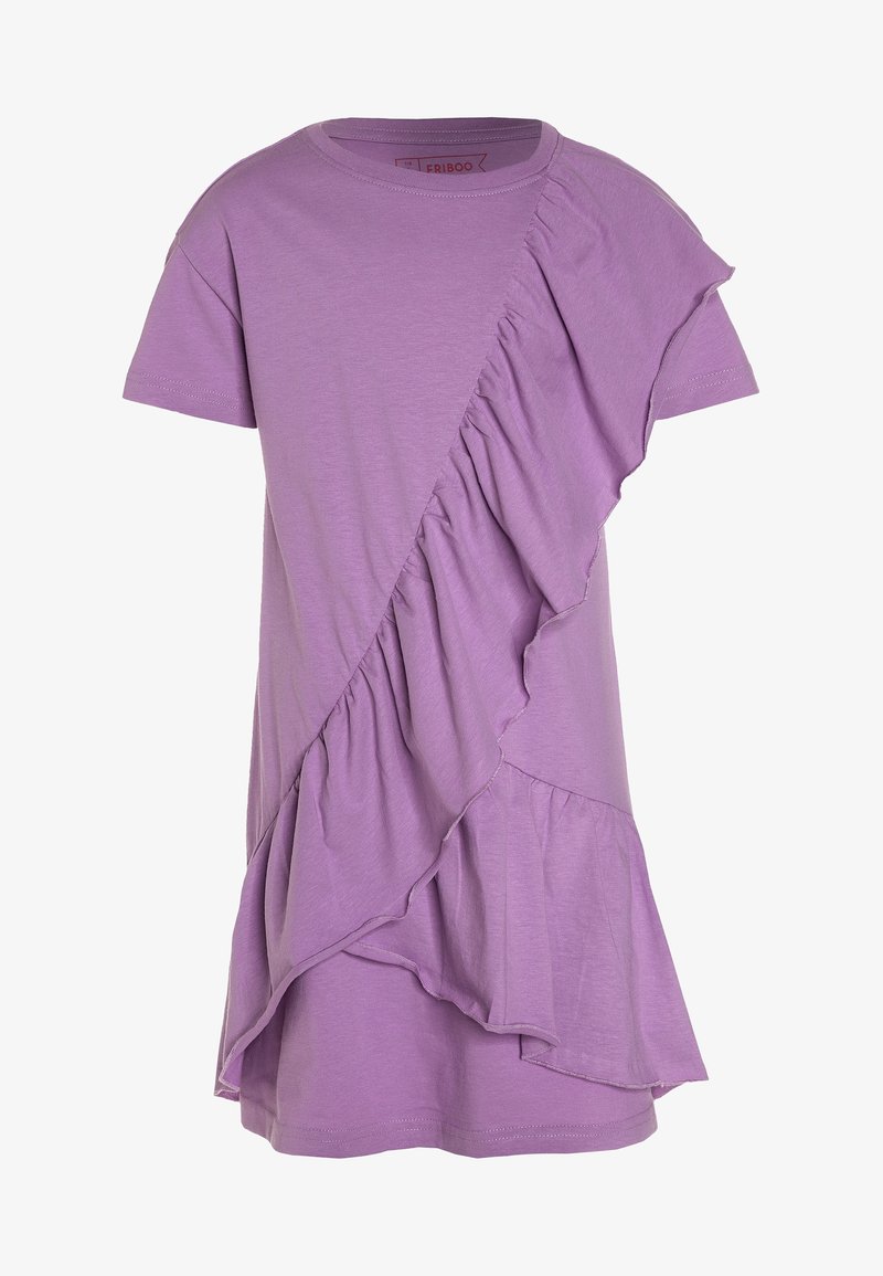 Robe lilas à manches courtes avec encolure ronde, ornée de détails de volants superposés en diagonale sur le devant et d’un ourlet asymétrique.