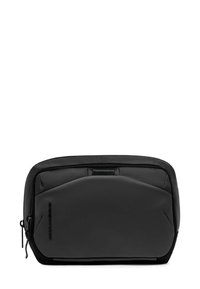 Bustina nera con cerniera, con una parte superiore in nylon testurizzato e una parte frontale liscia e opaca. Design compatto rettangolare con profilo elegante e marchio discreto.