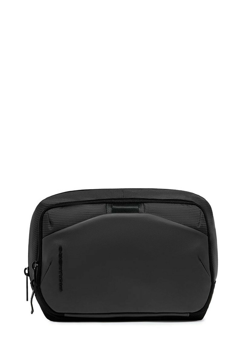 Bustina nera con cerniera, con una parte superiore in nylon testurizzato e una parte frontale liscia e opaca. Design compatto rettangolare con profilo elegante e marchio discreto.