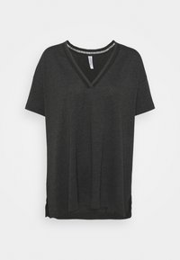 Zwarte T-shirt met korte mouwen en een V-hals, voorzien van een gestructureerde halslijn. De stof lijkt zacht met zijsplitten aan de onderkant voor extra comfort.