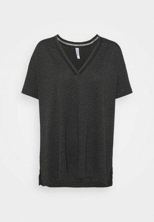 Črna kratka majica s kratkimi rokavi in V-izrezom ter teksturiranim ovratnikom. Tkanina se zdi mehka, ob robu pa so stranske reže za večje udobje.