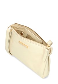Pochette in pelle color crema con zip dorata e dettagli in oro. Presenta una tasca interna e una tracolla corta per il trasporto.