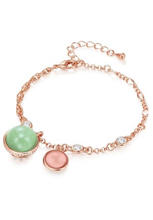Roze gouden armband met twee ronde pendanten: één groene en één roze, afgewisseld met kleine heldere kristallen, voorzien van een karaabsluiting.