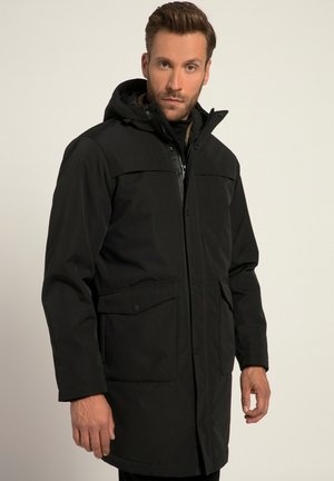 Parka negra con capucha, que incluye dos bolsillos frontales, un cierre abotonado y un tejido texturizado. Diseño simple y aerodinámico.