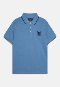 Modrá bavlnená polo košeľa s kontrastným námorníckym golierom a manžetami, s tromi gombíkmi a vyšitým logom na ľavej hrudi.