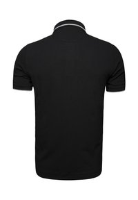 Sort polo t-shirt med krave, korte ærmer og lys grå kant på kraven og ærmekanterne. Glat stofstruktur.