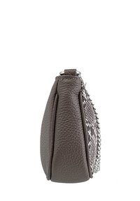 Sac à main en cuir marron avec une finition texturée, présentant un motif de serpent d'un côté et un accent en chaîne argentée.
