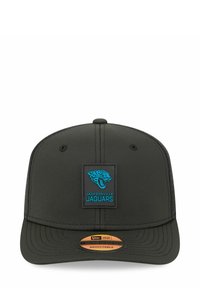Schwarze verstellbare Kappe mit flachem Schirm, die auf der Vorderseite ein blaues Jacksonville Jaguars Logo-Patch und kontrastierende Nähte aufweist.