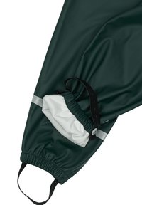 Pantaloni impermeabili verdi con vita elasticizzata, striscia grigia a contrasto e cordino regolabile. Texture liscia con cuciture rinforzate.