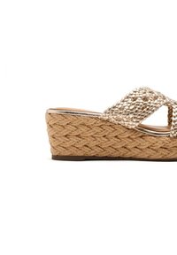 Sandal con cinturino intrecciato in oro, con suola a cuneo di corda, caratterizzata da una superficie testurizzata e una finitura interna liscia, mostrata di lato.