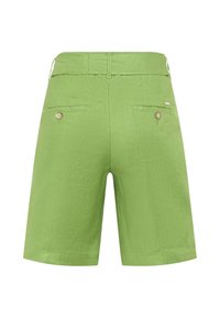 Shorts verts mi-genoux avec taille haute, passants pour ceinture et deux poches arrière fermées par des boutons.