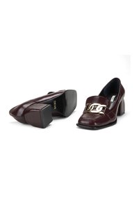 Bordeaux lederen blockhak schoenen met een spitse neus en een gouden kettingaccent aan de voorkant. Glad oppervlak met stiksels.