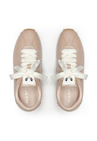 Baskets beige clair en cuir lisse avec des lacets blancs, bout rond et accents métalliques sur les côtés. Logo visible sur la languette.