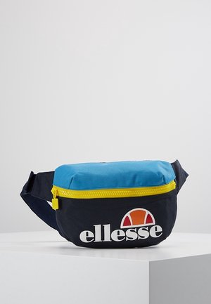 Blauwe en zwarte heuptas met een gele rits, voorzien van een opvallend wit logo en een kleurrijk cirkelvormig accent. Duurzame stof en compacte vorm.