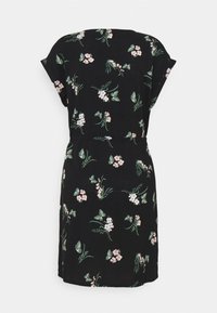 Robe noire à manches courtes avec motifs floraux roses et blancs éparpillés ainsi que des feuilles vertes, longueur genou, taille cintrée.