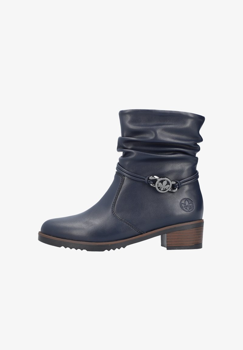 Granatowe skórzane botki za kostkę z luźnym, opadającym cholewką, okrągłym metalowym akcentem i teksturowaną podeszwą. Posiadają niski, modułowy obcas i subtelny detal logo.