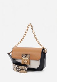 Ruda ir juoda rankinė su grandinėlės dirželiu, puošta gyvatės odos raštu ir auksinio atspalvio sagtimi ant tekstūruoto paviršiaus.