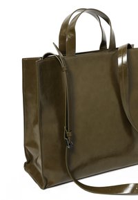 Olivgrüne Ledertasche mit poliertem Finish, langem Schulterriemen und zwei kurzen Griffen. Rechteckige Form mit minimalistischem Design.