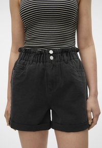 Vero Moda VMLYRA PAPERBAG - Džinsiniai šortai - black denim