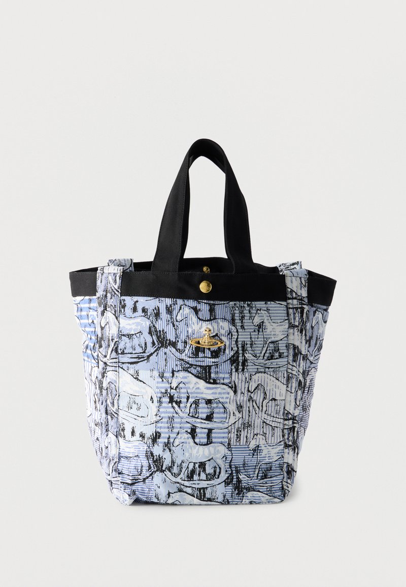 Τσάντα tote με μαύρες λαβές και περιθώρια, με μοτίβο μπλε και άσπρου αλόγου και ένα μικρό χρυσό έμβλημα μπροστά.