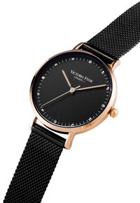 Reloj con correa de malla negra, caja redonda en oro rosa y esfera negra. Presenta marcadores de horas en plata y acentos de cristal. Marca: Victoria-Hyde.