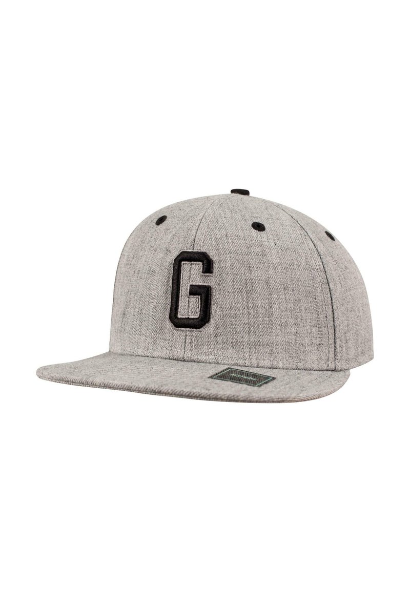 Grå baseballcaps i strukturert stoff, med en svart brodert "G"-logo foran og flat brem. Fire ventilasjons hull på toppen.