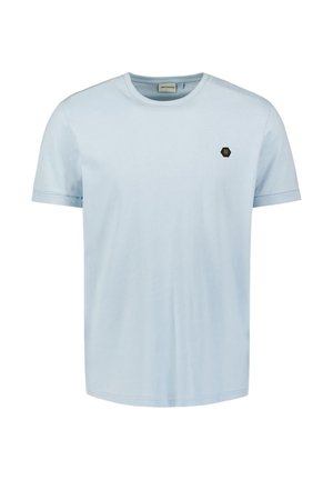 Lichtblauw katoenen t-shirt met korte mouwen, ronde halslijn en een klein hexagonaal logo op de linkerborst. Soepele textuur, casual ontwerp.