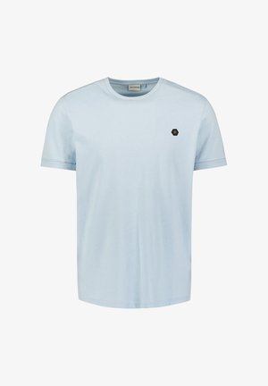 Lichtblauw katoenen t-shirt met korte mouwen, ronde halslijn en een klein hexagonaal logo op de linkerborst. Soepele textuur, casual ontwerp.