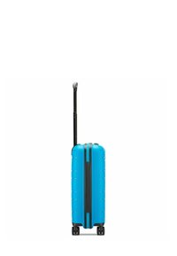 Maleta rígida de color azul brillante con una superficie texturizada, asa negra retráctil y ruedas que giran suavemente. Dos cremalleras visibles.