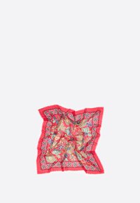Pañuelo cuadrado rojo con patrones florales y de follaje en varios colores. Los bordes son desflecados y el tejido parece ligero y texturizado.