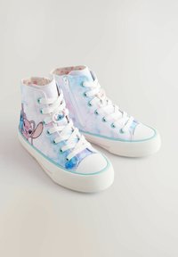 Sneakers alta con una tela in tie-dye bianca e blu pastello, caratterizzate da una doppia cerniera, lacci bianchi e stampe di personaggi dei cartoni sui lati.