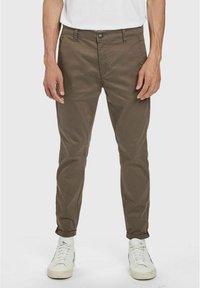 Bruna chinos med slim fit, som har ett mjukt, strukturerat tyg, framfickor och en knappstängning i midjan.