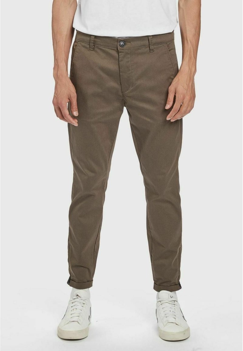 Bruna chinos med slim fit, som har ett mjukt, strukturerat tyg, framfickor och en knappstängning i midjan.