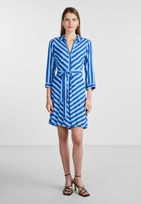 YAS YASSAVANNA 3/4 SHORT SHIRT DRESS - Tričkové šaty - surf the web