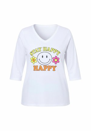 Weißes Baumwoll-T-Shirt mit V-Ausschnitt und dreiviertel Ärmeln, versehen mit einem Smiley-Gesicht und buntem Text: "STAY HAPPY" und "HAPPY" in Gelb und Orange.