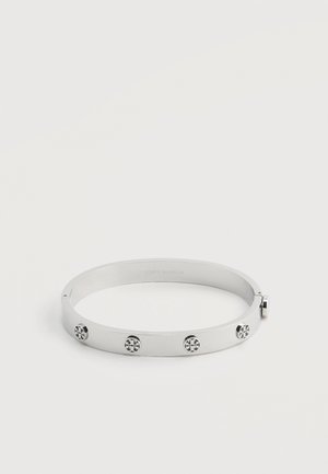 Sølvfarvet metalarmbånd med fire jævnt placerede, runde logonitter og en hængsel-lås på en hvid baggrund.